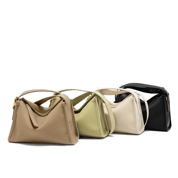 Grand sac à main femme en cuir, style besace, avec poches intérieures, à la fois chic et pratique.