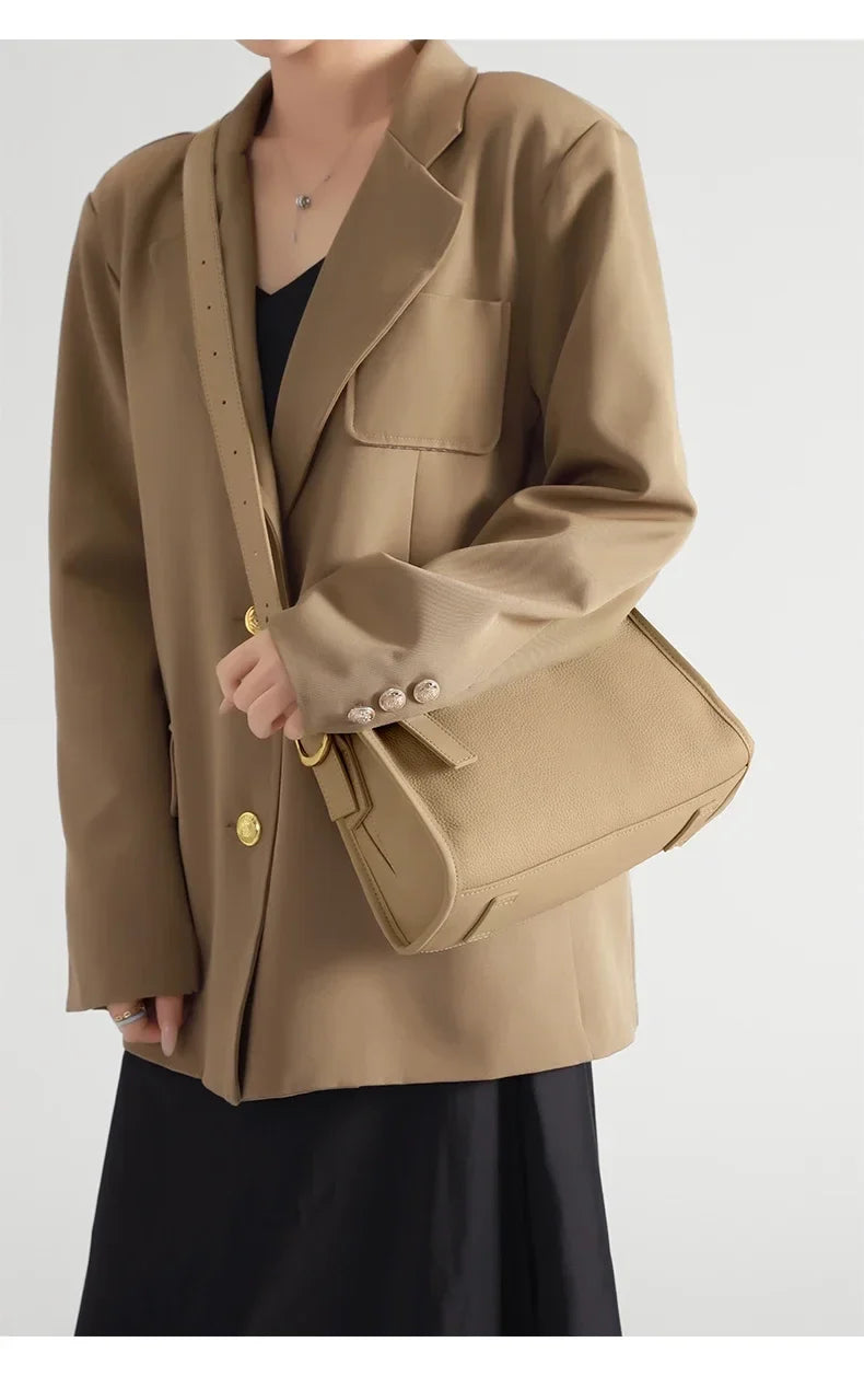 Sac d'épaule femme en cuir, besace moderne et élégante pour un look quotidien et raffiné.