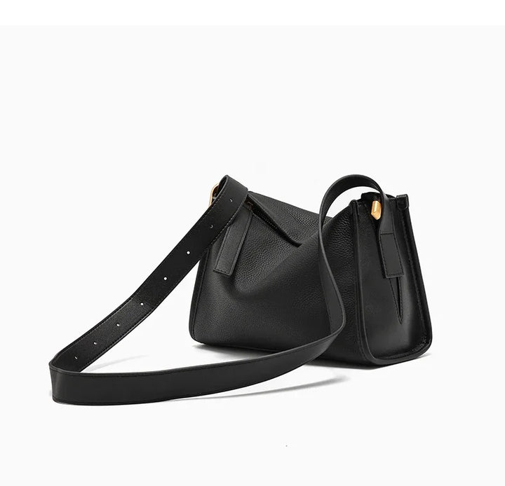 Accessoire de mode femme: sac besace grand format en cuir, polyvalent avec sa bandoulière confortable.