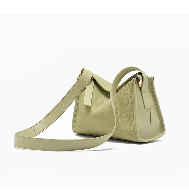 Grand sac à main femme en cuir souple, style besace élégant avec bandoulière, idéal pour le travail.