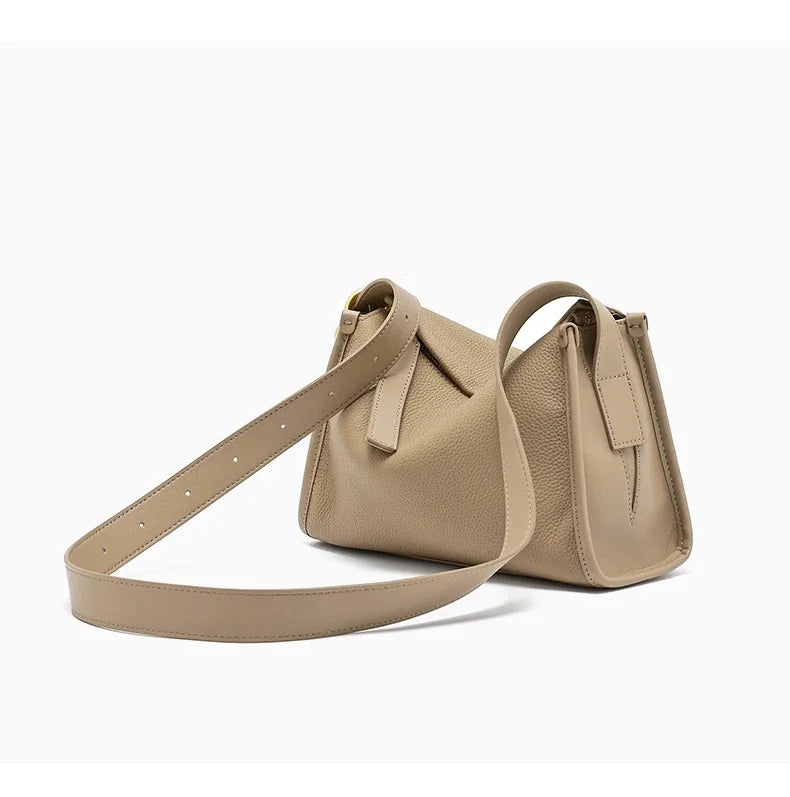Sac besace chic pour femme, en cuir, grand volume, parfait comme sac à main d'épaule moderne.