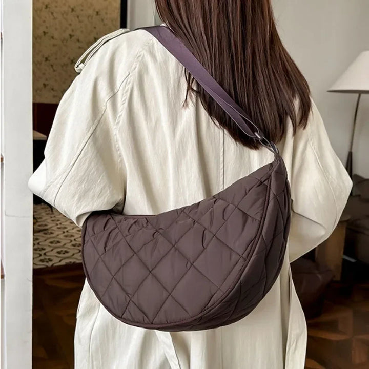 Grand sac besace matelassé léger pour femme avec bandoulière, idéal usage quotidien et mode féminine.