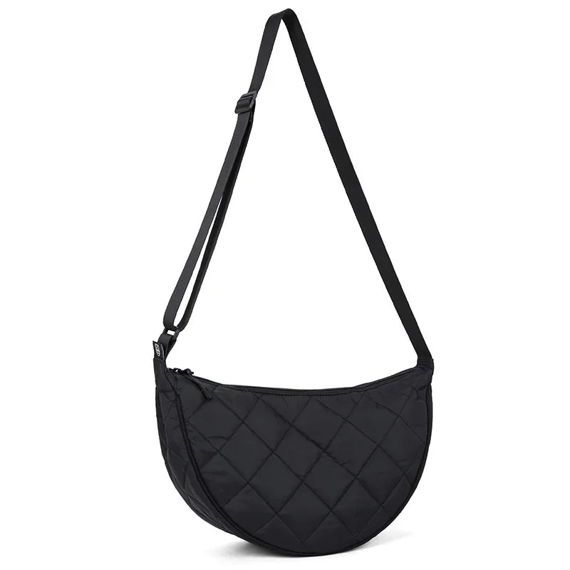Besace femme grand format, matelassé et léger, accessoire polyvalent et chic pour toute tenue. Un sac élégant.
