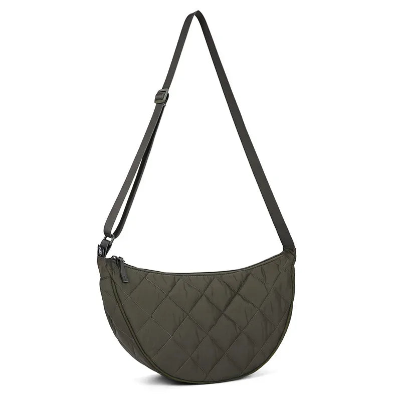 Sac bandoulière femme matelassé léger et grand, besace en nylon pour un look quotidien tendance. Très spacieux.