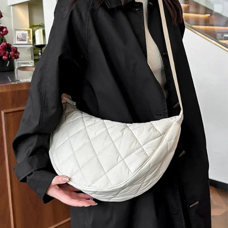 Sac besace femme chic en nylon matelassé, léger et spacieux, avec bandoulière. L'accessoire quotidien parfait.