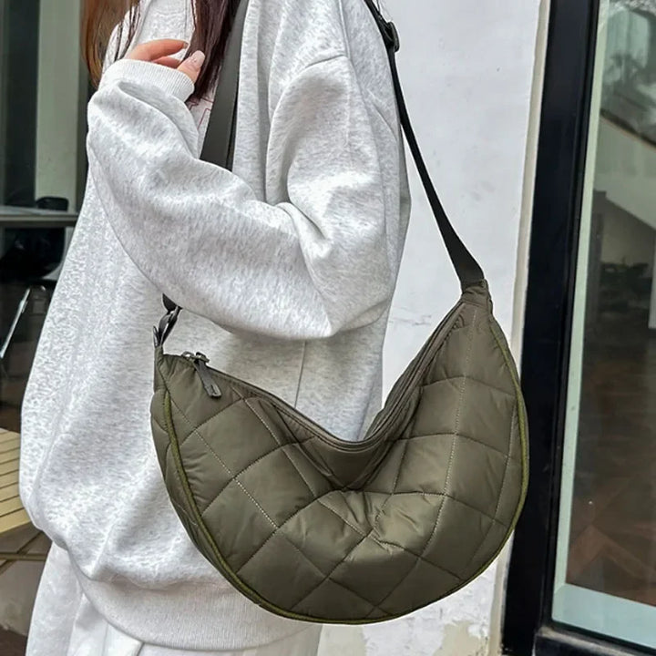 Sac bandoulière femme matelassé, grand modèle léger et élégant, parfait pour compléter votre mode féminine.