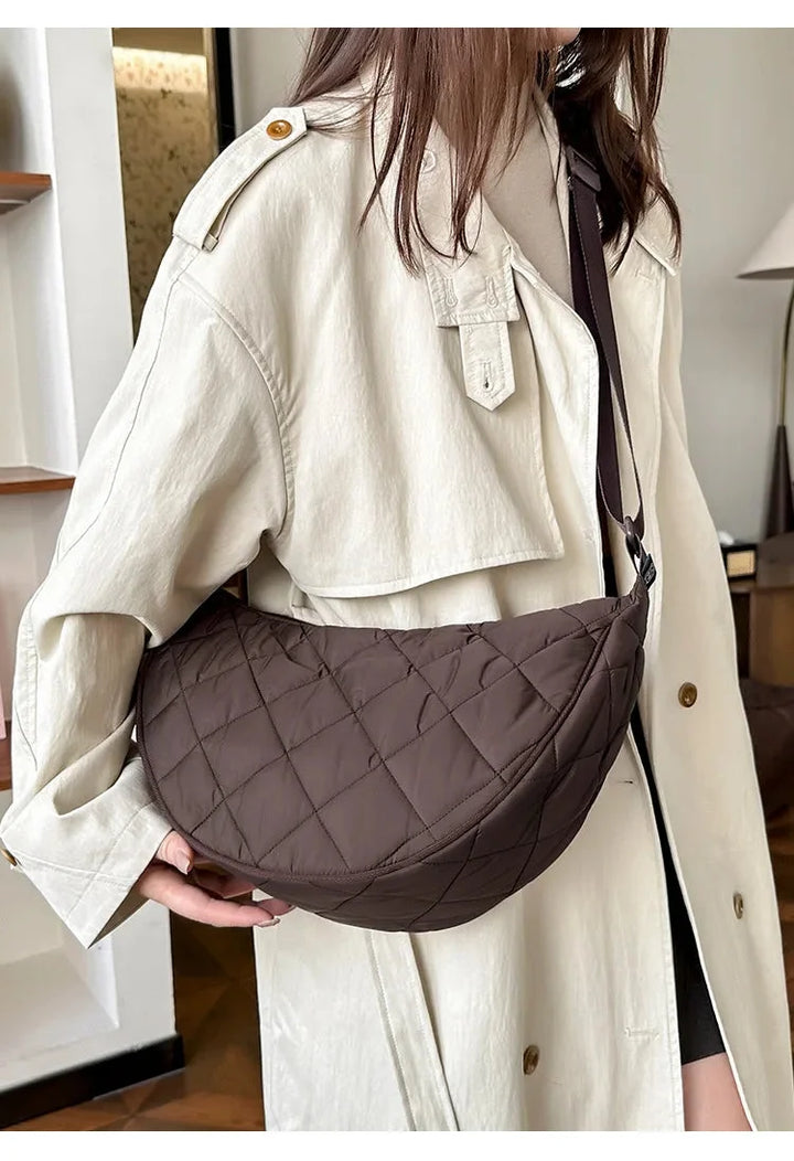 Grand sac besace femme matelassé en nylon, léger et pratique pour toutes vos nécessités. Un sac léger tendance.