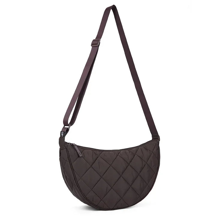 Sac besace matelassé léger pour femme active, grand format pratique et tendance. Un sac spacieux en nylon.