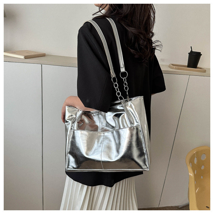 Grand sac cabas argenté pour femme, moderne et élégant, en similicuir chic, idéal pour la tendance actuelle.
