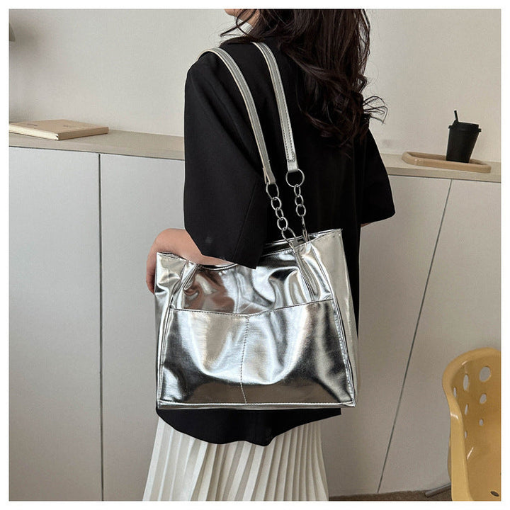 Grand sac cabas argenté pour femme, moderne et élégant, en similicuir chic, idéal pour la tendance actuelle.