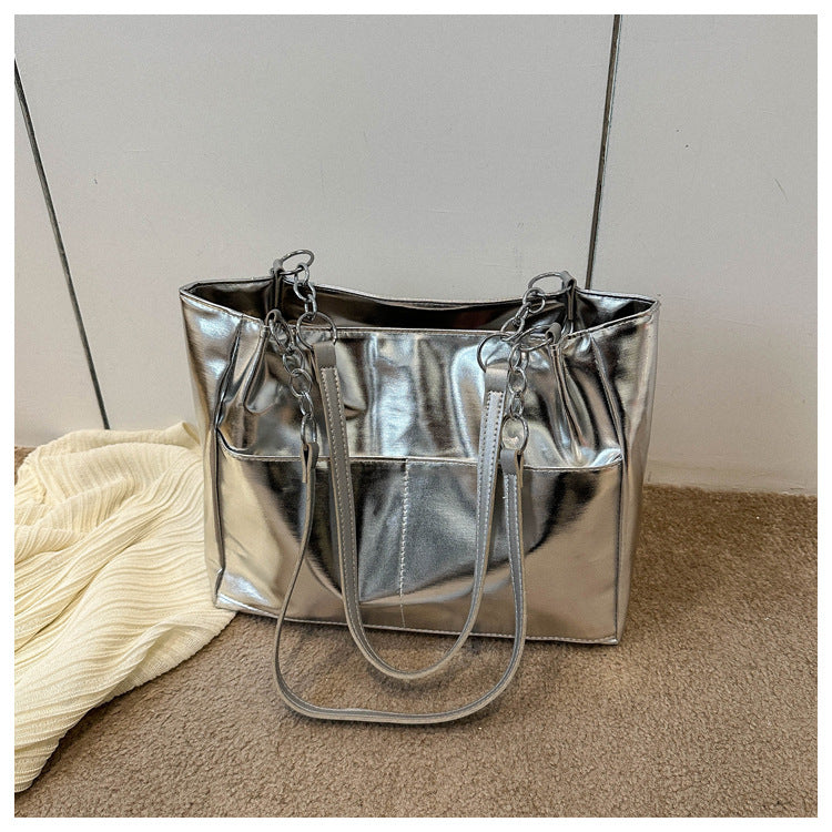 Sac cabas chic en similicuir argenté pour femmes, style moderne et tendance, parfait pour l'épaule.