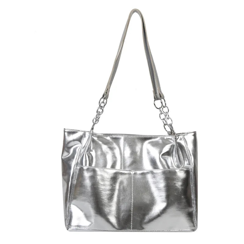 Sac d'épaule argenté brillant, grand format pour femme, design moderne et élégant en similicuir.
