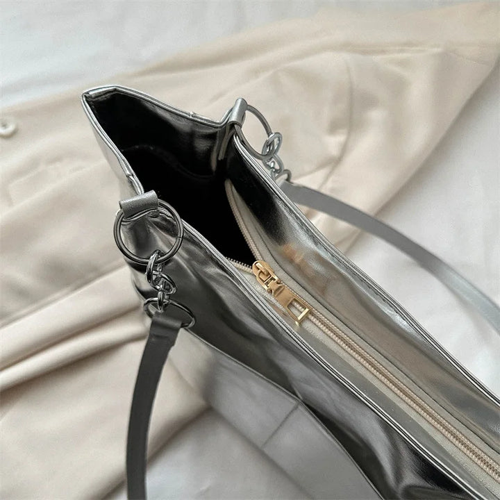 Sac cabas tendance pour femme, couleur argentée chic, grand et spacieux, parfait pour le quotidien.