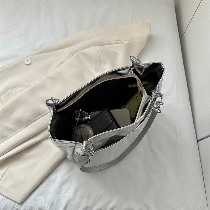 Élégant sac cabas argenté en similicuir, design moderne pour femme, idéal pour compléter une tenue chic.