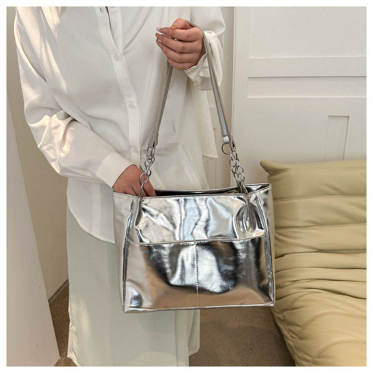 Grand sac argenté moderne pour femme, avec texture similicuir, chic et parfait pour transporter vos essentiels.