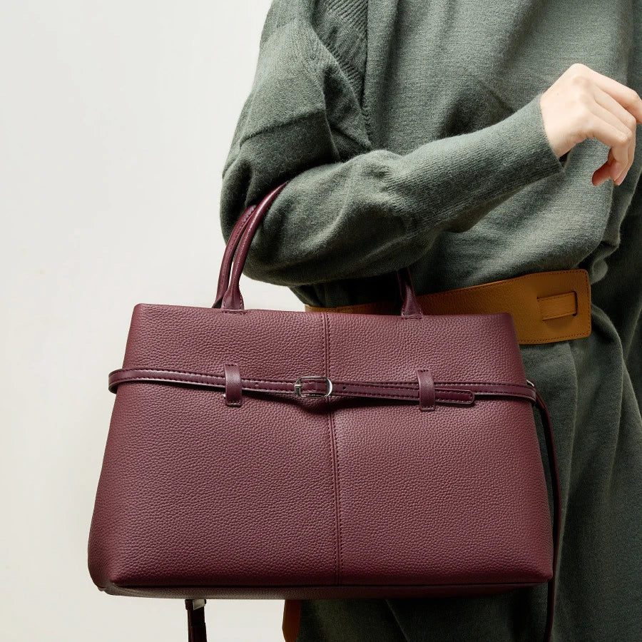 Grand sac cabas en cuir grainé noir, parfait pour le travail ou le quotidien des femmes urbaines.