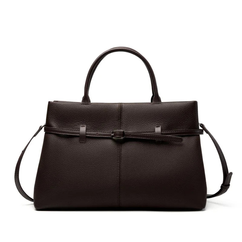 Femme portant un sac cabas en cuir grainé marron, illustrant sa taille et son style à la mode.