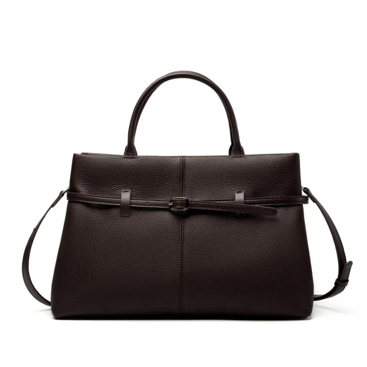 Femme portant un sac cabas en cuir grainé marron, illustrant sa taille et son style à la mode.