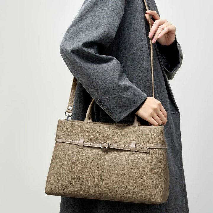 Sac cabas femme en cuir grainé bordeaux, accessoire de mode sophistiqué, spacieux et chic.