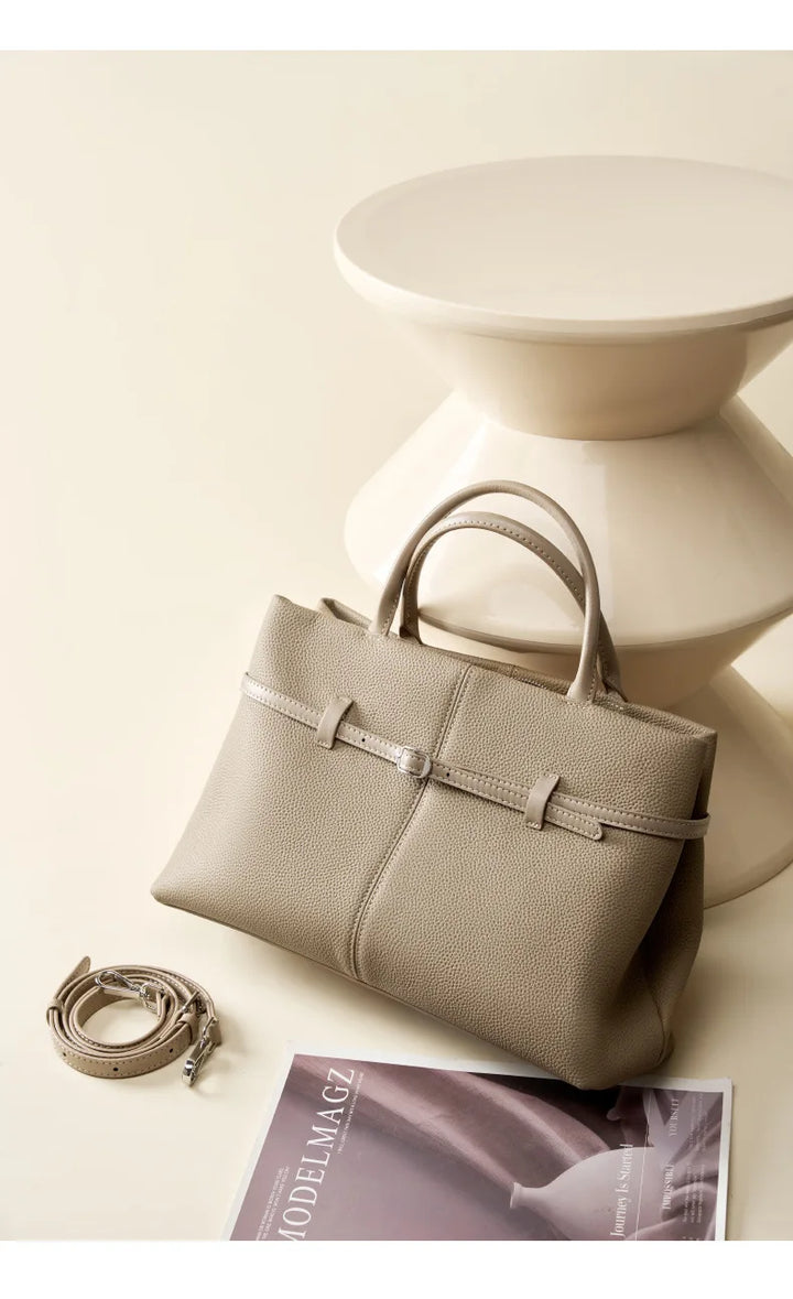Vue de face d'un sac cabas en cuir grainé beige, un accessoire intemporel pour femme élégante.