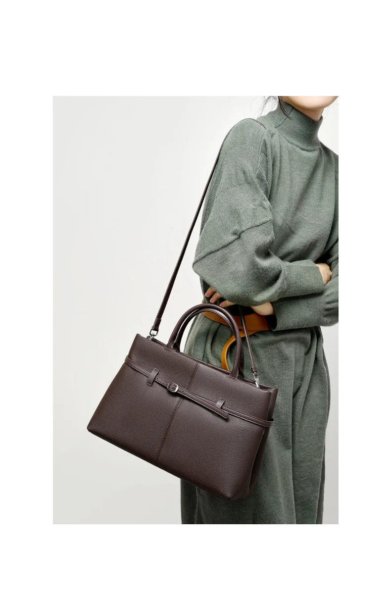 Sac cabas en cuir grainé gris, avec fermeture éclair, pratique et stylé pour femme.