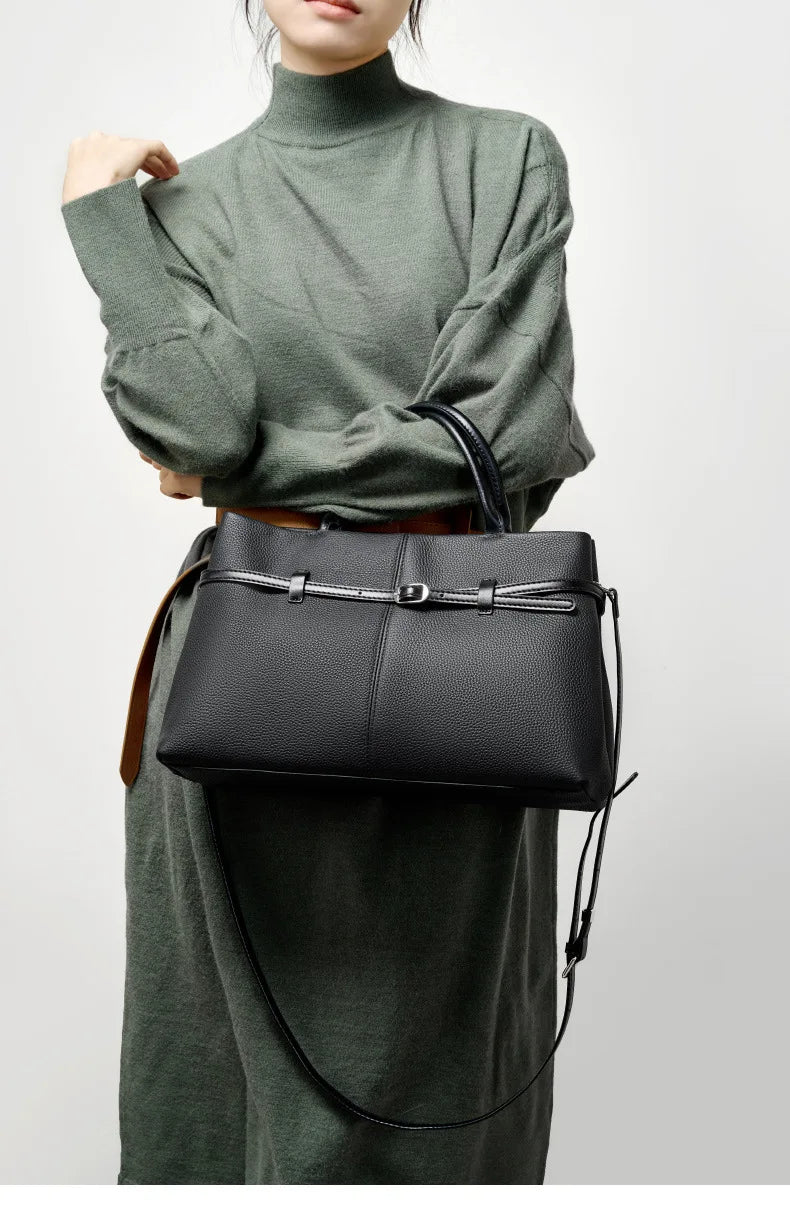 Sac à main cabas en cuir grainé vert forêt, accessoire polyvalent pour femme, parfait pour toute occasion.
