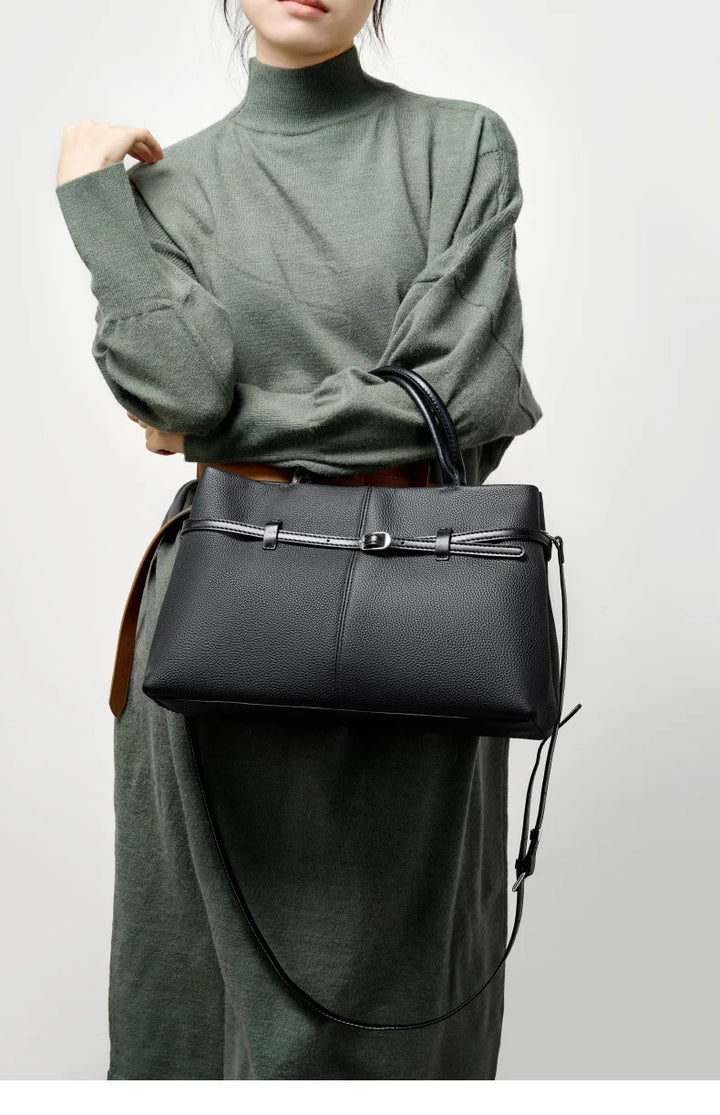 Sac à main cabas en cuir grainé vert forêt, accessoire polyvalent pour femme, parfait pour toute occasion.