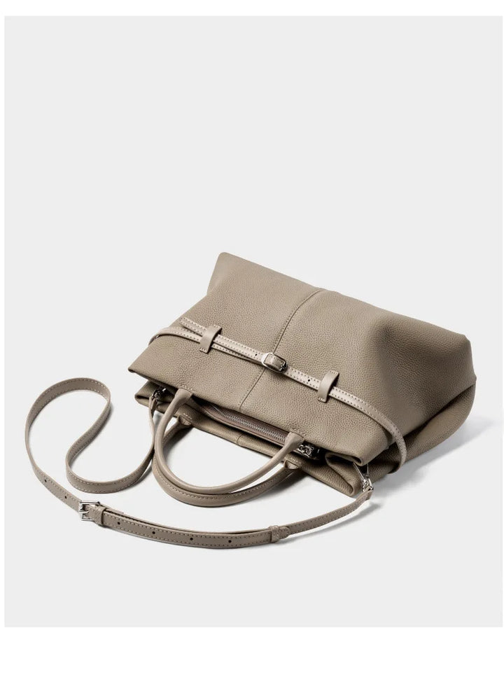 Détail du cuir grainé texturé sur un sac cabas femme noir, montrant la qualité de l'accessoire.
