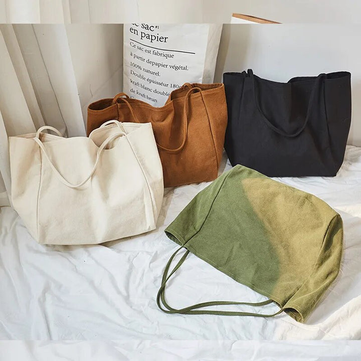 Sac fourre-tout en tissu résistant pour femme, grand format, accessoire de mode pratique et éco-responsable.