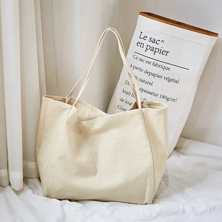 Sac cabas éco-responsable en tissu pour femme, grand et élégant, un accessoire mode pratique au quotidien.