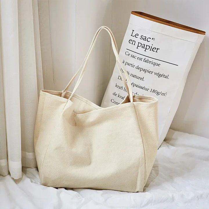 Sac cabas éco-responsable en tissu pour femme, grand et élégant, un accessoire mode pratique au quotidien.