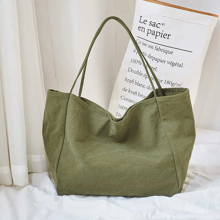 Sac cabas grand format pour femme, en tissu, un accessoire de mode polyvalent et pratique pour tous les jours.