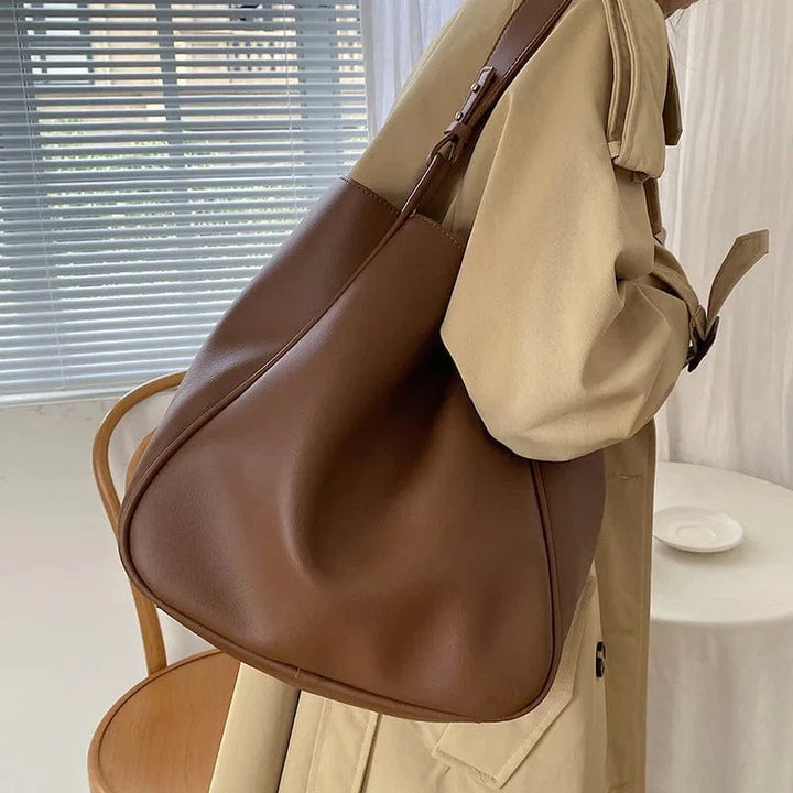 Grand sac cabas femme en cuir vegan noir, spacieux, pour un usage quotidien et chic.