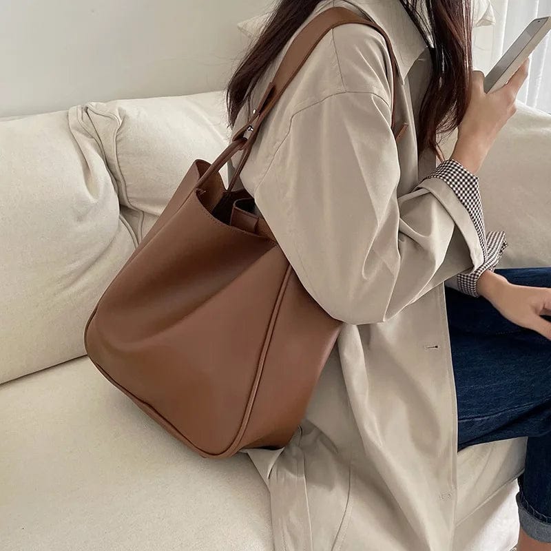 Grand sac shopping en cuir vegan rose poudré, doux au toucher, parfait pour une touche féminine.