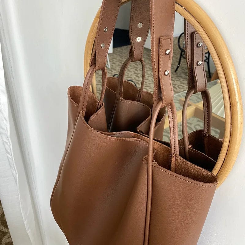 Sac à main cabas moderne en cuir vegan marron, avec anses confortables, idéal pour le travail.