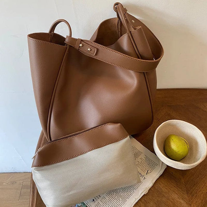 Grand fourre-tout tendance en cuir vegan bleu, parfait pour les femmes actives et organisées.
