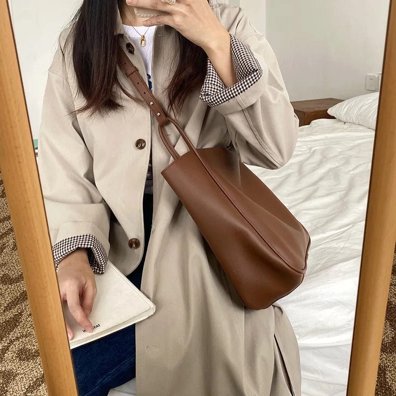 Sac cabas femme élégant en cuir vegan beige, style minimaliste, pour toutes les occasions.