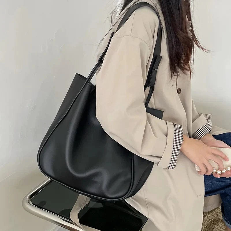 Sac quotidien en cuir vegan texturé gris, offrant beaucoup d'espace, pour un transport facile.