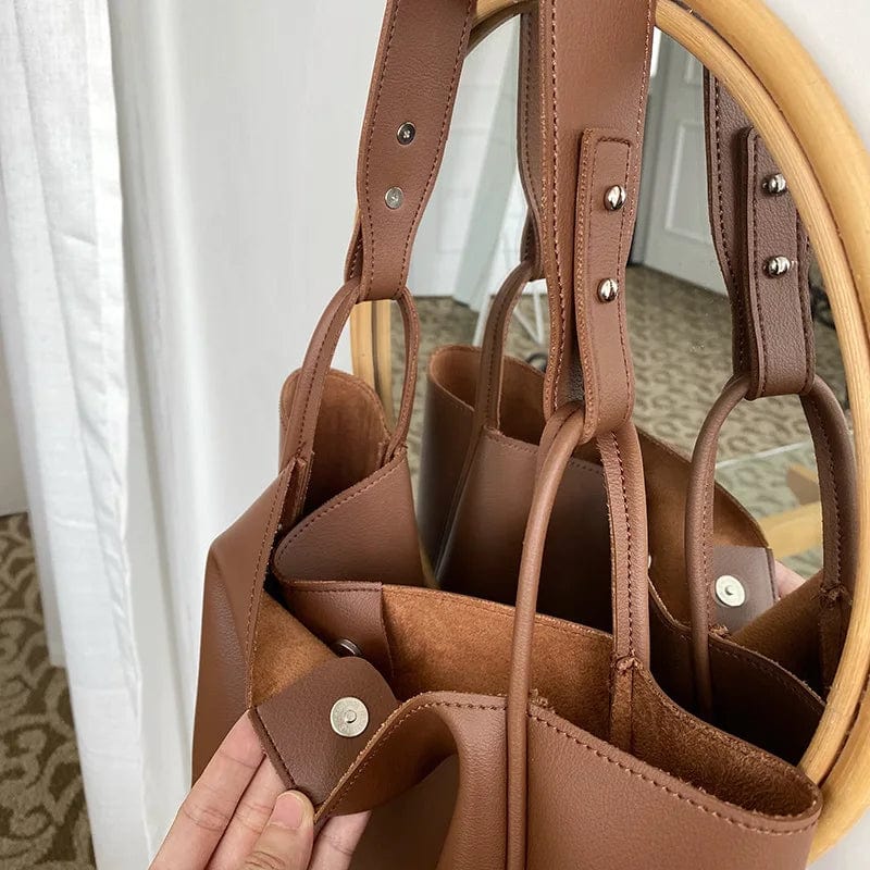 Grand sac à main cabas en cuir vegan rouge, un accessoire audacieux pour compléter votre tenue.