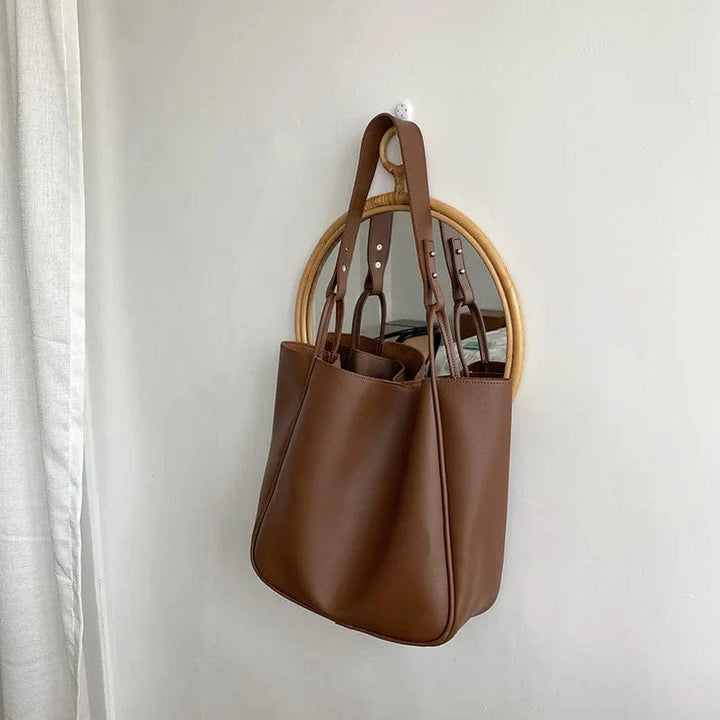 Sac cabas tendance en cuir vegan perforé blanc, léger et moderne, idéal pour l'été.