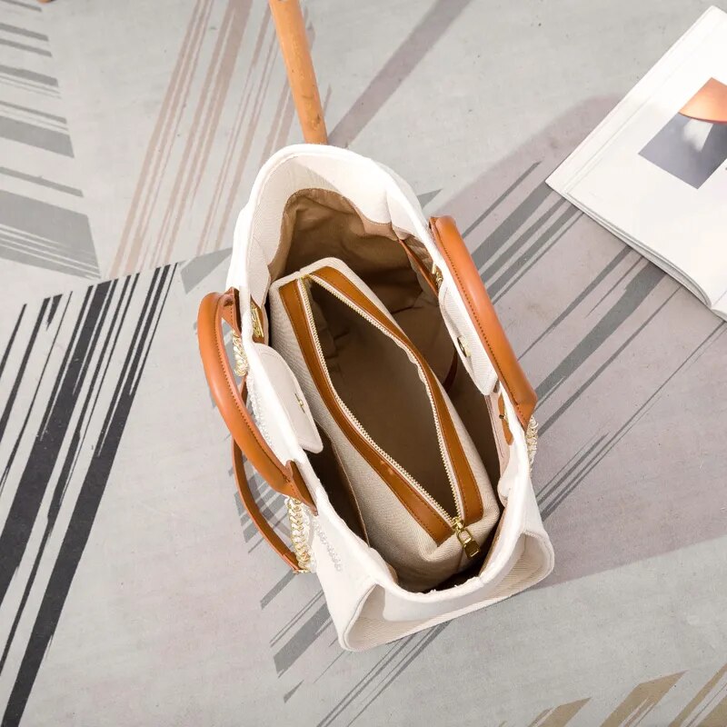 Cabas crème grand format pour femme, style élégant en toile brodée de perles. Sac fourre-tout pratique.