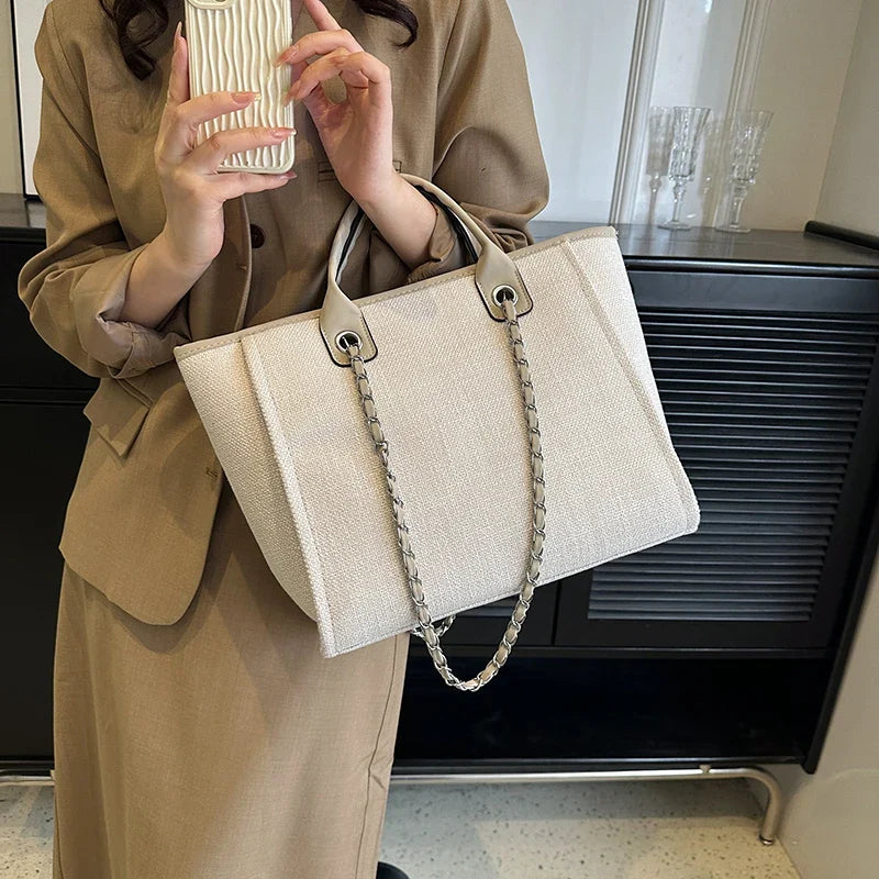 Grand sac cabas femme élégant en toile, parfait pour le quotidien. Accessoire mode pratique et chic.