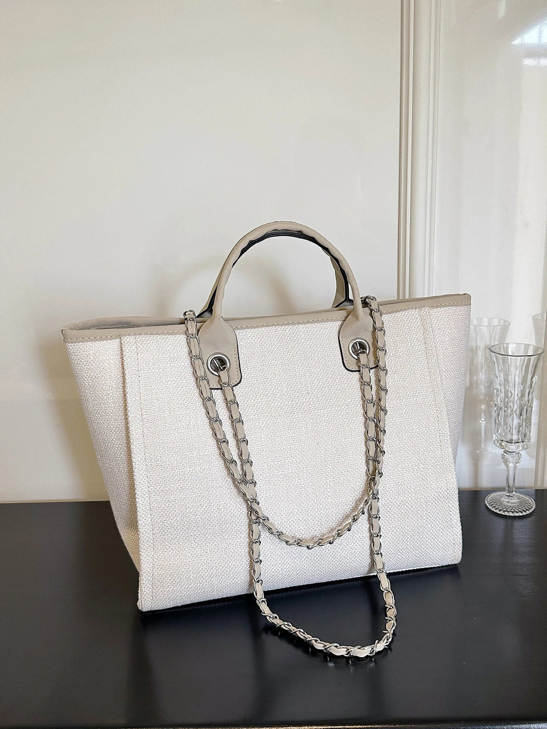 Sac cabas porté épaule pour femme, grand et pratique. Idéal comme compagnon quotidien, style élégant.