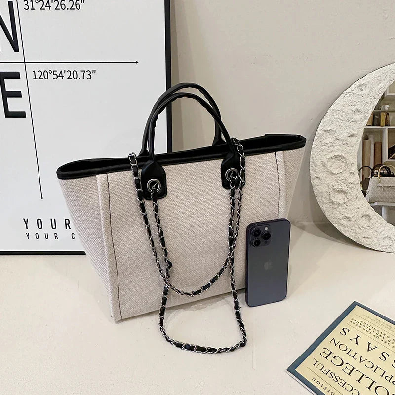 Détail du grand sac cabas femme en toile robuste. Un accessoire mode élégant et durable pour votre quotidien.