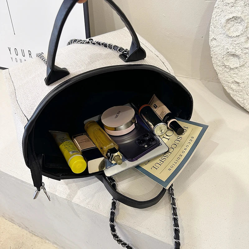 Intérieur spacieux du sac cabas femme élégant. Grand sac pratique pour organiser vos essentiels quotidiens.