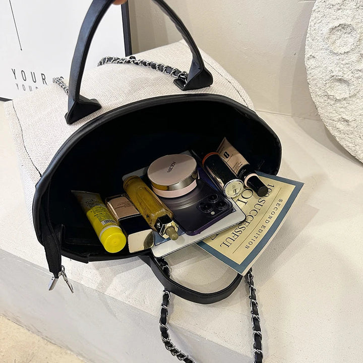 Intérieur spacieux du sac cabas femme élégant. Grand sac pratique pour organiser vos essentiels quotidiens.