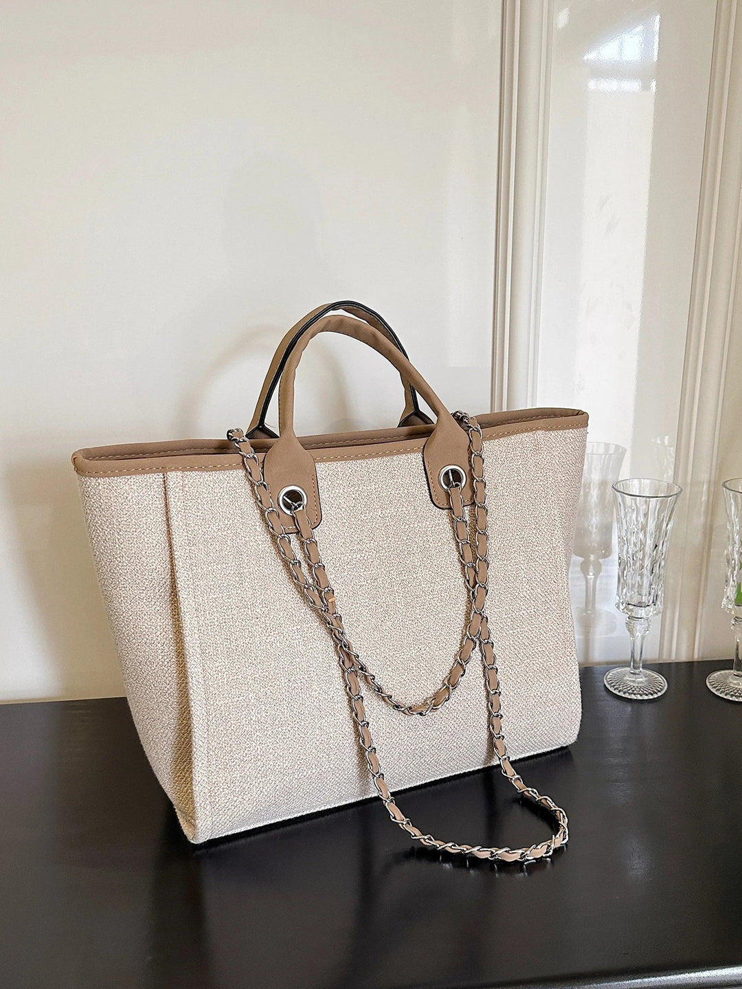Sac à main cabas femme élégant, accessoire mode indispensable. Grand et chic pour un look quotidien raffiné.