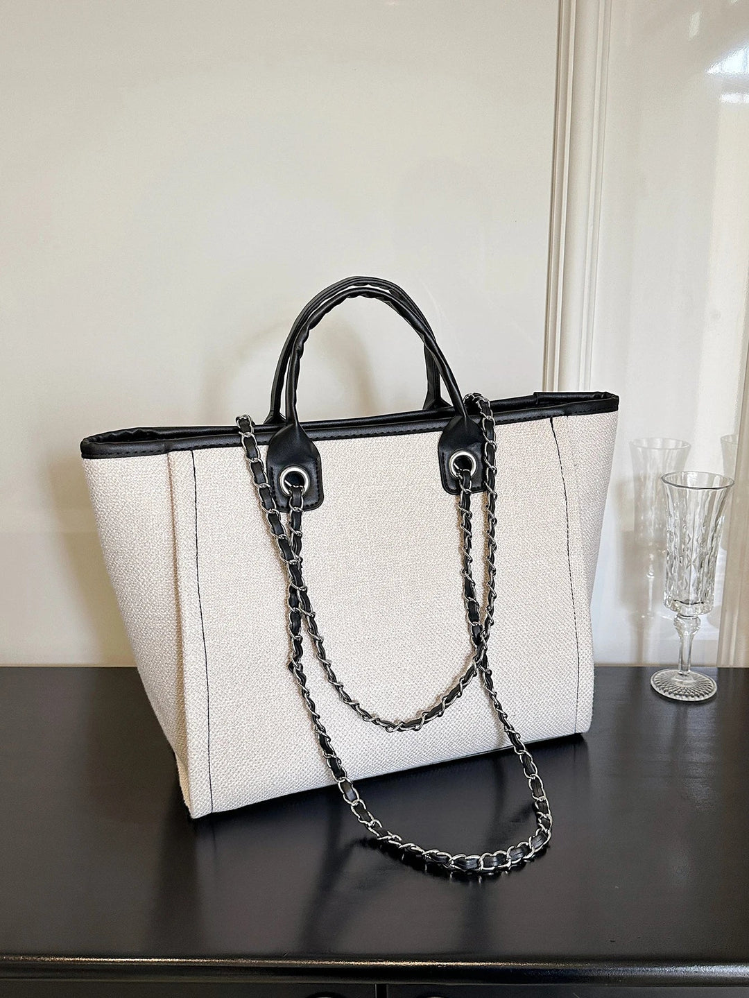 Vue latérale du grand sac cabas femme en toile. Sa structure élégante et sa praticité en font un sac quotidien.