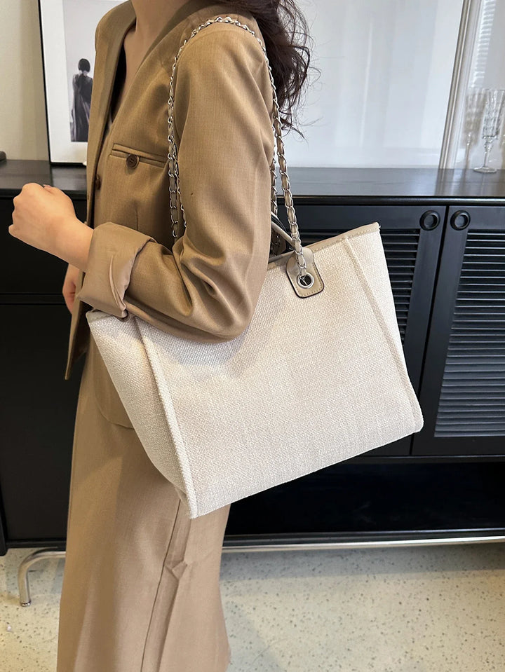 Sac cabas femme élégant tenu à la main, grand et pratique. L'accessoire mode parfait pour accompagner votre quotidien.