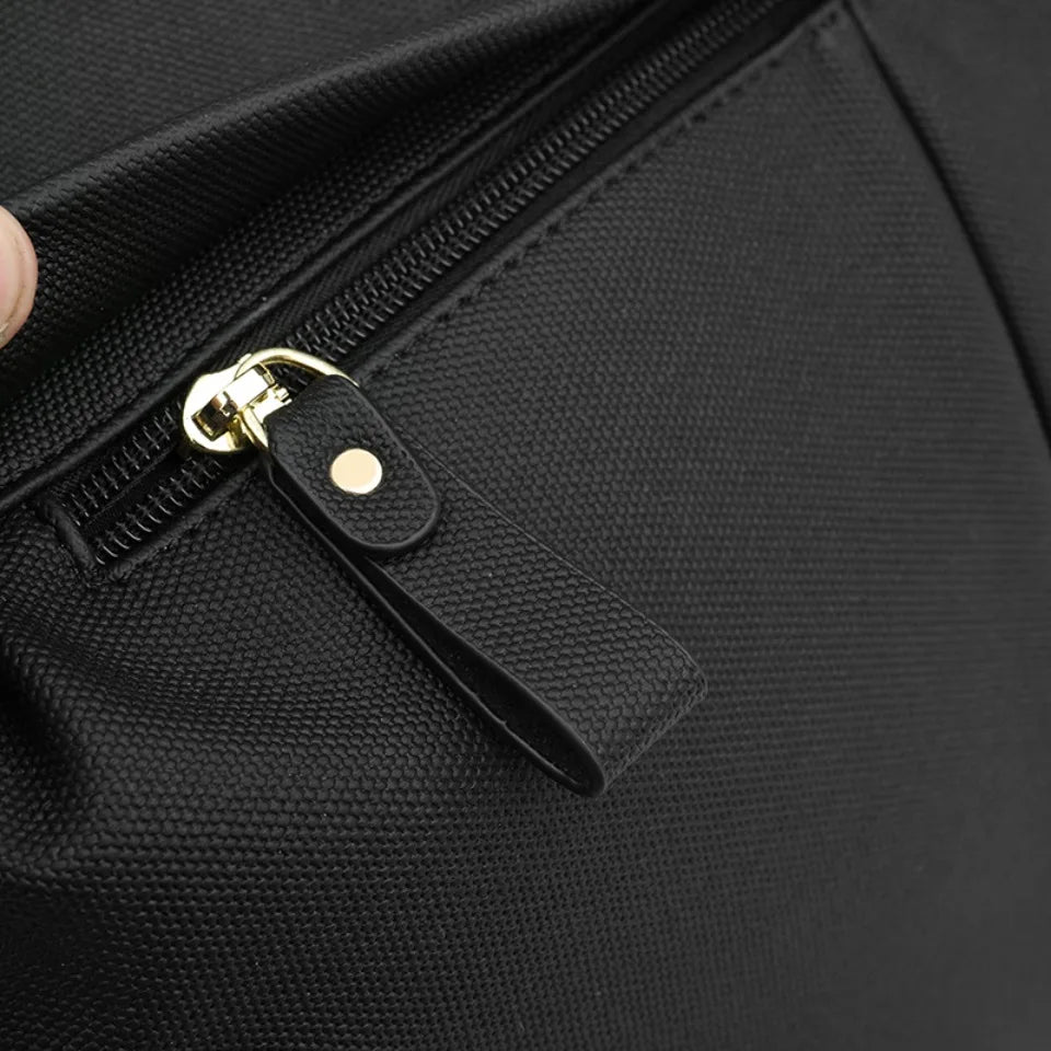 Gros plan sur la texture du cuir du sac cabas Élise noir, robustesse et qualité garantie.